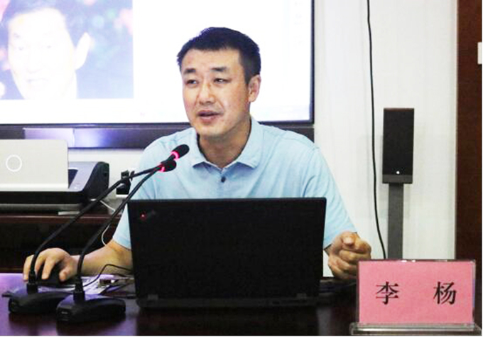 黨委委員、紀(jì)委書記、工會主席李楊對新員工進(jìn)行廉潔從業(yè)教育